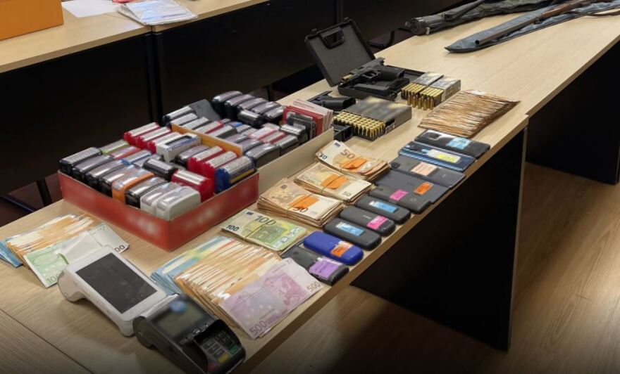 Σύζυγος πρώην Σταρ Ελλάς ο αρχηγός της συμμορίας που έκλεψε δεκάδες εκατομμύρια από το Δημόσιο μέσω ΦΠΑ