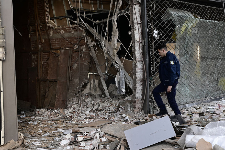 Πειραιάς: Με μεγάλη ποσότητα εκρηκτικών η βόμβα - Βίντεο με το ωστικό κύμα της έκρηξης