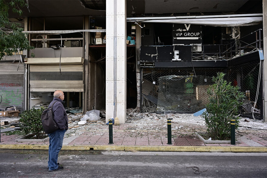 Πειραιάς: Με μεγάλη ποσότητα εκρηκτικών η βόμβα - Βίντεο με το ωστικό κύμα της έκρηξης