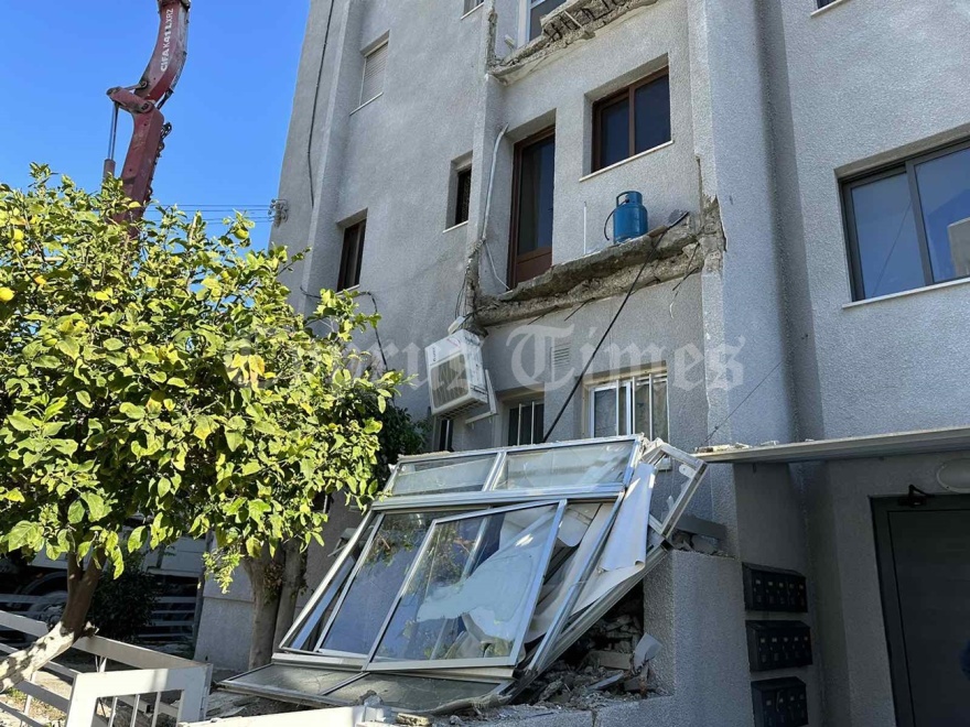Λεμεσός: Κατέρρευσαν δύο μπαλκόνια πολυκατοικίας - Από θαύμα δεν υπήρξε τραυματισμός