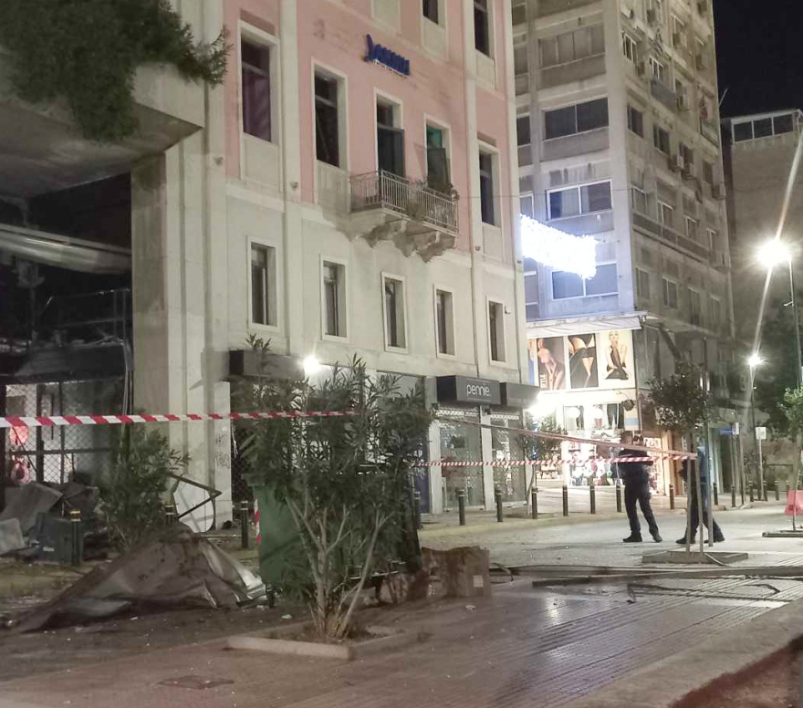Έκρηξη βόμβας στο κέντρο του Πειραιά – Υλικές ζημιές σε πολυκατοικία