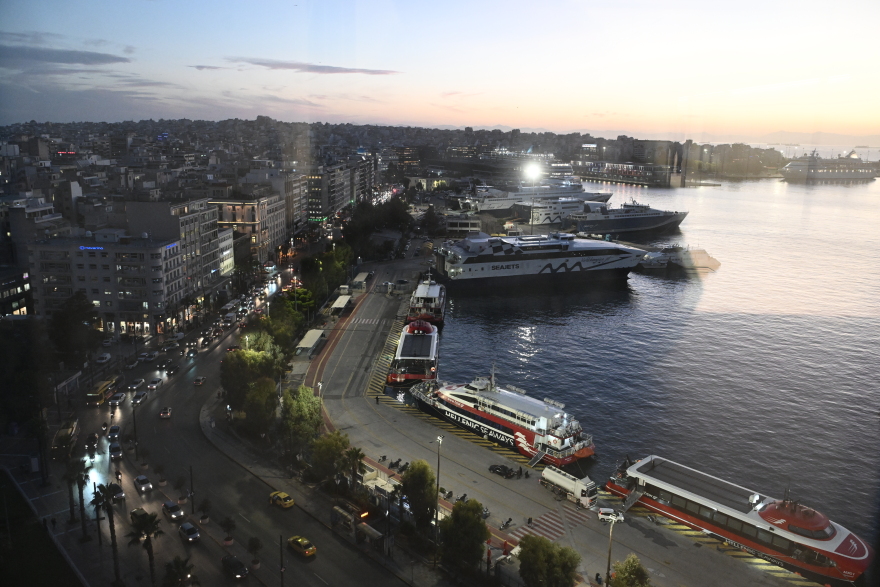 Φωταγωγήθηκε για τα Χριστούγεννα ο Πύργος του Πειραιά - Φωτογραφίες