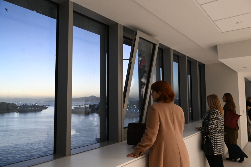 Φωταγωγήθηκε για τα Χριστούγεννα ο Πύργος του Πειραιά - Φωτογραφίες