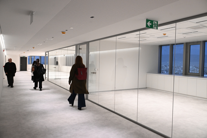 Φωταγωγήθηκε για τα Χριστούγεννα ο Πύργος του Πειραιά - Φωτογραφίες