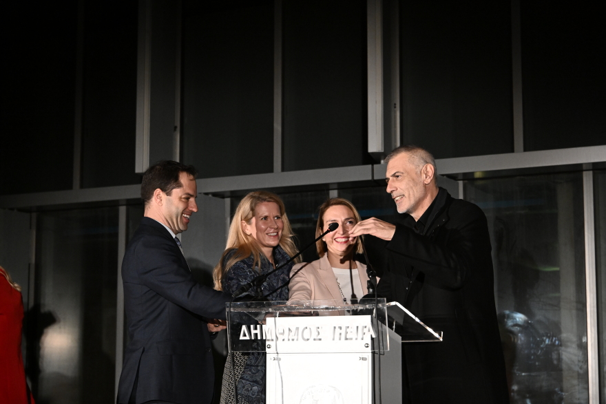 Φωταγωγήθηκε για τα Χριστούγεννα ο Πύργος του Πειραιά - Φωτογραφίες