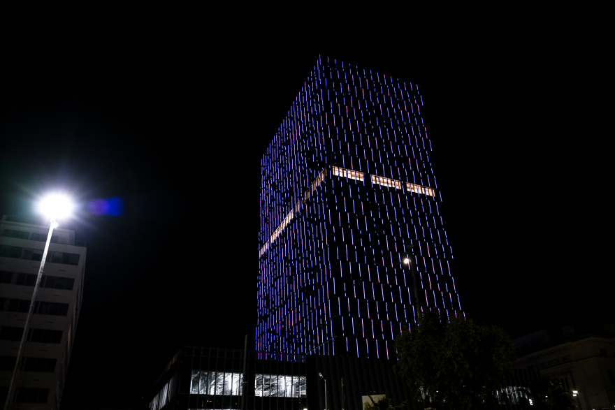 Φωταγωγήθηκε για τα Χριστούγεννα ο Πύργος του Πειραιά - Φωτογραφίες