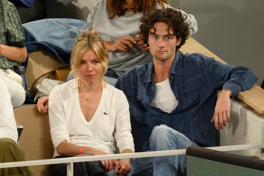 Σιένα Μίλερ: «Τα βάζει» με όσους την κρίνουν για την εγκυμοσύνη της στα 41 και τη μεγάλη διαφορά ηλικίας με τον σύντροφό της