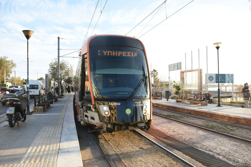  Βίντεο-ντοκουμέντο από τη σύγκρουση του ΙΧ με τραμ: Αυτοκίνητο χάνει τον έλεγχο, χτυπά πεζούς και πέφτει πάνω στο τραμ