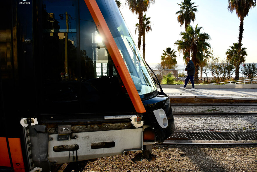  Βίντεο-ντοκουμέντο από τη σύγκρουση του ΙΧ με τραμ: Αυτοκίνητο χάνει τον έλεγχο, χτυπά πεζούς και πέφτει πάνω στο τραμ