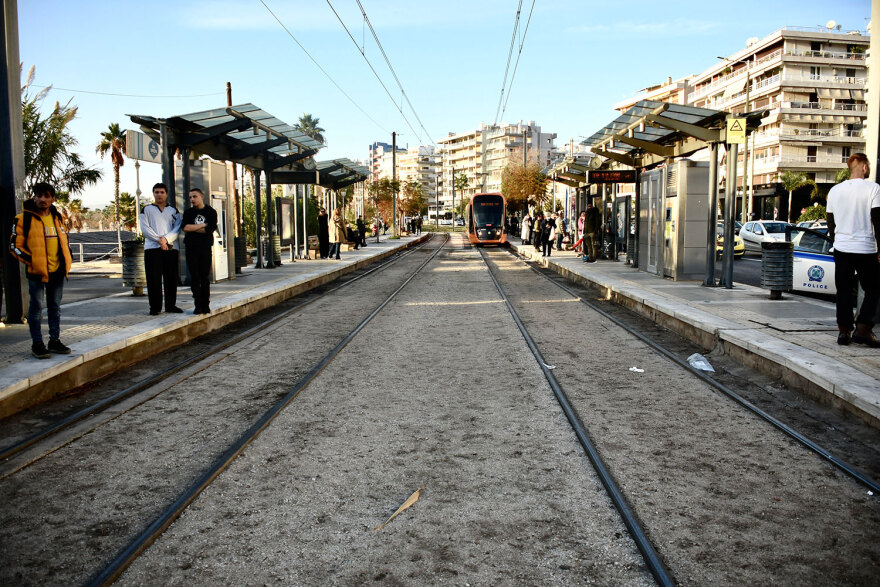  Βίντεο-ντοκουμέντο από τη σύγκρουση του ΙΧ με τραμ: Αυτοκίνητο χάνει τον έλεγχο, χτυπά πεζούς και πέφτει πάνω στο τραμ