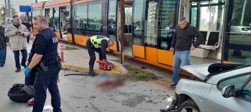  Βίντεο-ντοκουμέντο από τη σύγκρουση του ΙΧ με τραμ: Αυτοκίνητο χάνει τον έλεγχο, χτυπά πεζούς και πέφτει πάνω στο τραμ