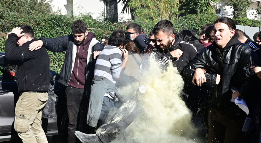 Σύνοδος Πρυτάνεων στο Καβούρι: Επεισόδια και χημικά -  Φοιτητές διαμαρτύρονται για τα ιδιωτικά πανεπιστήμια