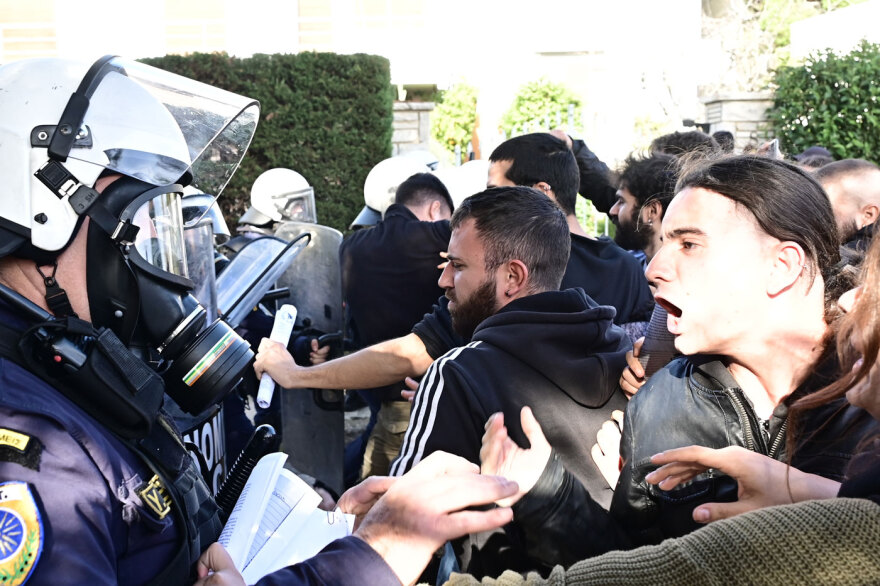 Σύνοδος Πρυτάνεων στο Καβούρι: Επεισόδια και χημικά -  Φοιτητές διαμαρτύρονται για τα ιδιωτικά πανεπιστήμια