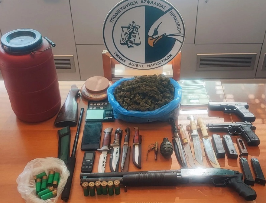 Χειροβομβίδα και όπλα στο μαντρί αμετανόητου εμπόρου ναρκωτικών