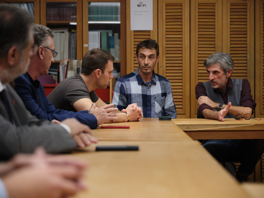 «Θερμό επεισόδιο» Κασσελάκη με τον πρόεδρο του ΚΕΘΕΑ: Δεν σας αναγνωρίζω, ούτε πρακτικά ούτε ηθικά, μπορείτε να αποχωρήσετε