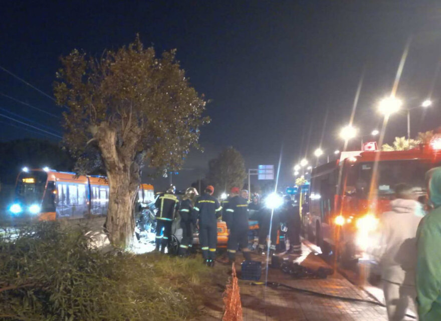 Τροχαίο στον Άγιο Κοσμά: Αυτοκίνητο ανέβηκε στο πεζοδρόμιο και έπεσε πάνω σε δέντρο