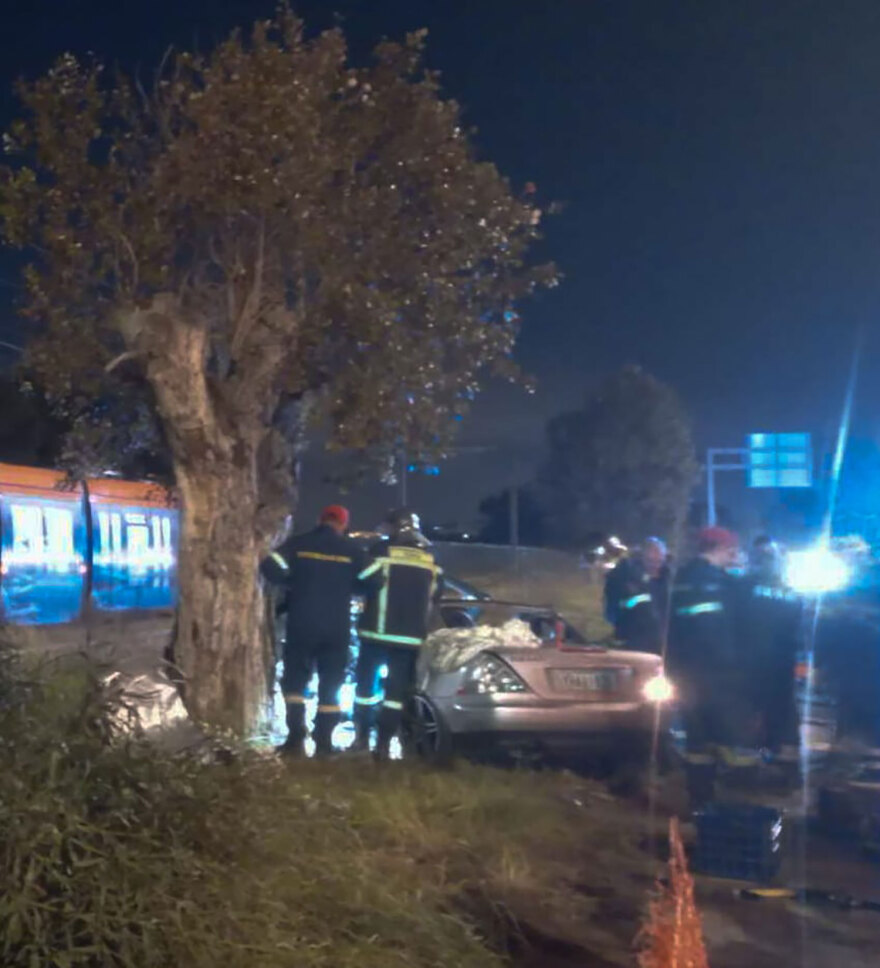 Τροχαίο στον Άγιο Κοσμά: Αυτοκίνητο ανέβηκε στο πεζοδρόμιο και έπεσε πάνω σε δέντρο