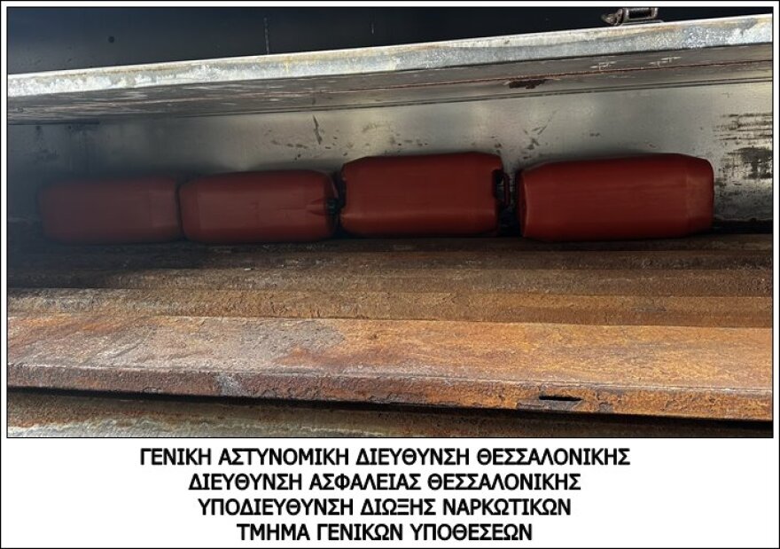Θεσσαλονίκη: Αλβανοί έκρυβαν 53 κιλά χασίς σε πλαστικά μπιτόνια - Δείτε φωτογραφίες