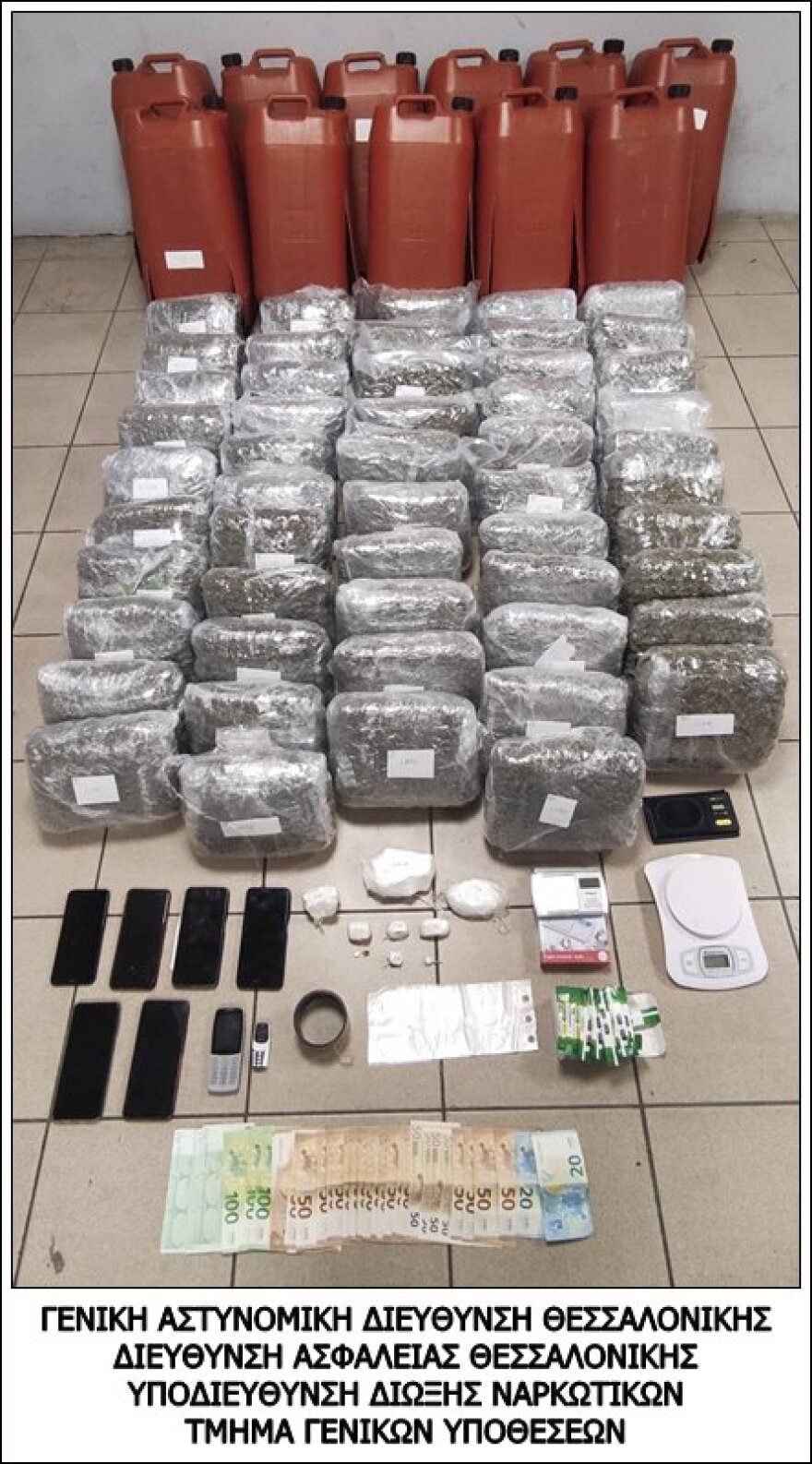 Θεσσαλονίκη: Αλβανοί έκρυβαν 53 κιλά χασίς σε πλαστικά μπιτόνια - Δείτε φωτογραφίες