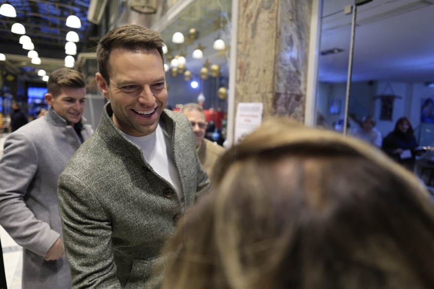 Στέφανος Κασσελάκης: Στο μπαζάρ του συλλόγου γονέων του ΚΕΘΕΑ με τον Τάιλερ και τη Φάρλι - Δείτε φωτογραφίες