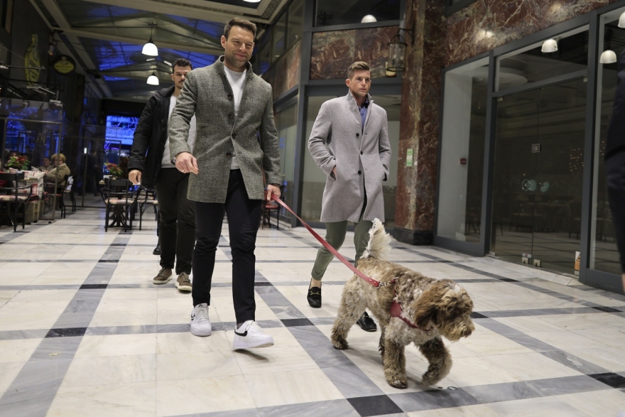 Στέφανος Κασσελάκης: Στο μπαζάρ του συλλόγου γονέων του ΚΕΘΕΑ με τον Τάιλερ και τη Φάρλι - Δείτε φωτογραφίες