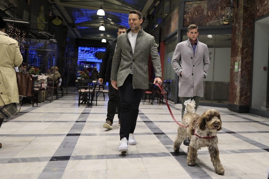 Στέφανος Κασσελάκης: Στο μπαζάρ του συλλόγου γονέων του ΚΕΘΕΑ με τον Τάιλερ και τη Φάρλι - Δείτε φωτογραφίες