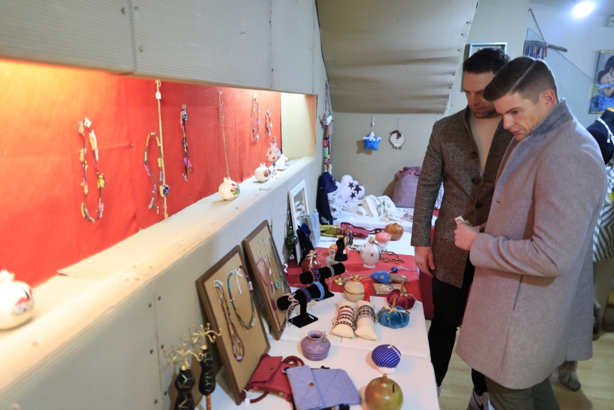 Στέφανος Κασσελάκης: Στο μπαζάρ του συλλόγου γονέων του ΚΕΘΕΑ με τον Τάιλερ και τη Φάρλι - Δείτε φωτογραφίες