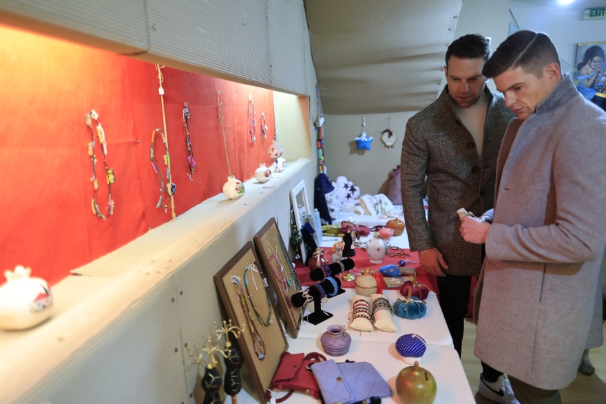 Στέφανος Κασσελάκης: Στο μπαζάρ του συλλόγου γονέων του ΚΕΘΕΑ με τον Τάιλερ και τη Φάρλι - Δείτε φωτογραφίες