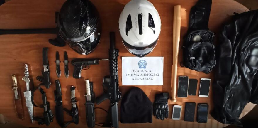 ΕΛΑΣ: Συμμορία λήστευε ταχυδιανομείς στην Αττική με την απειλή μαχαιριού - Δύο συλλήψεις