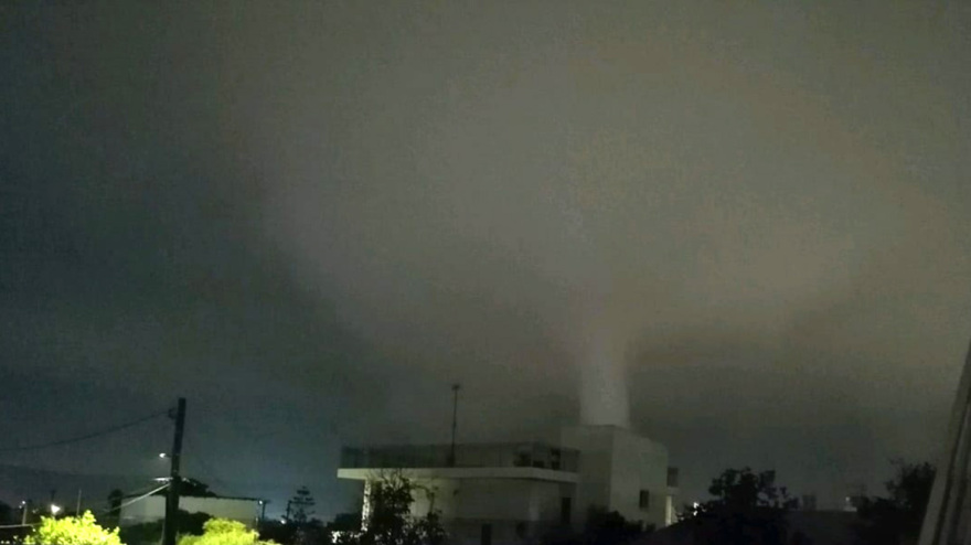 Ανεμοστρόβιλος διέλυσε σπίτι εξαμελούς οικογένειας στη Βάρη