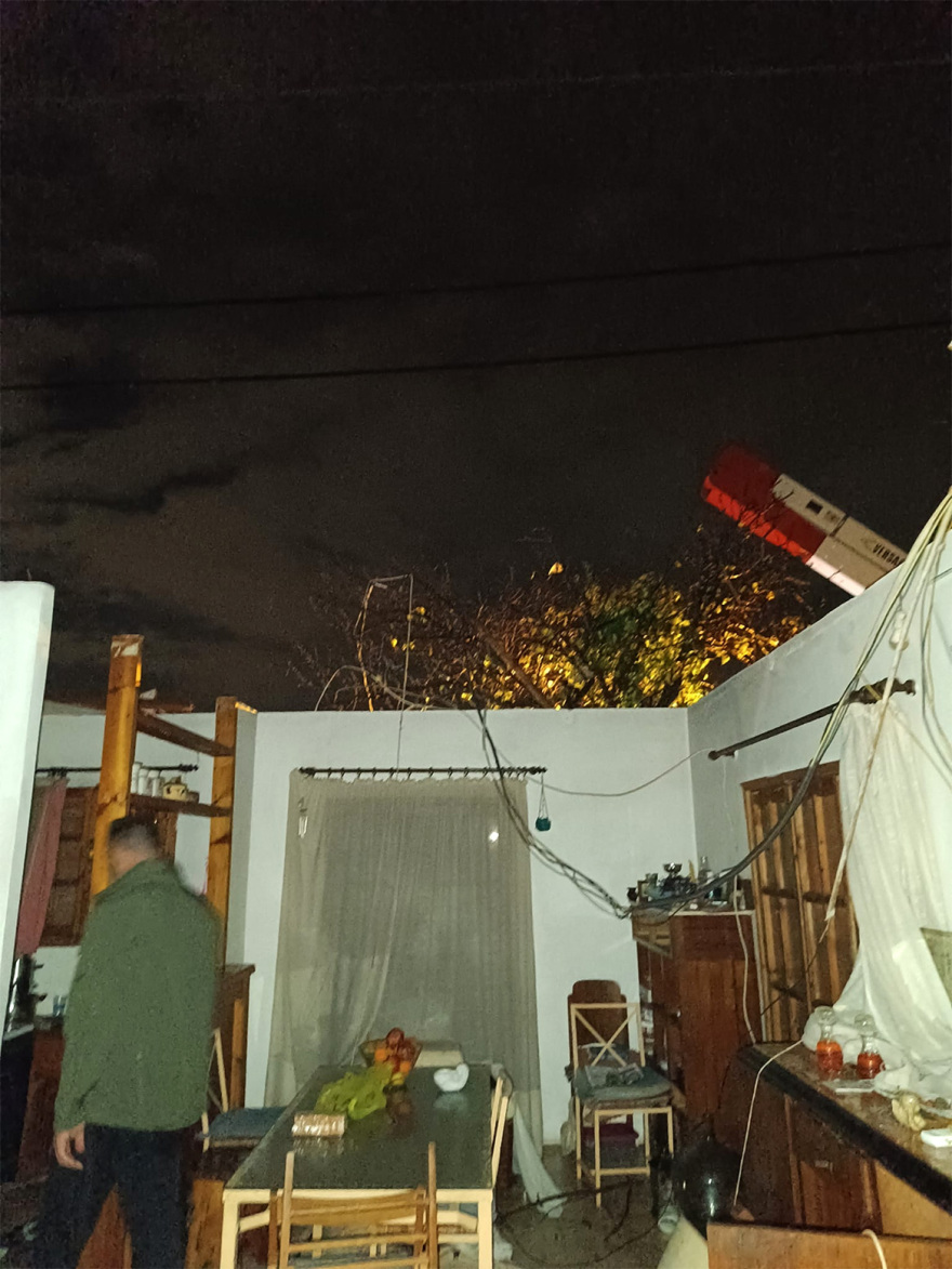 Ανεμοστρόβιλος διέλυσε σπίτι εξαμελούς οικογένειας στη Βάρη