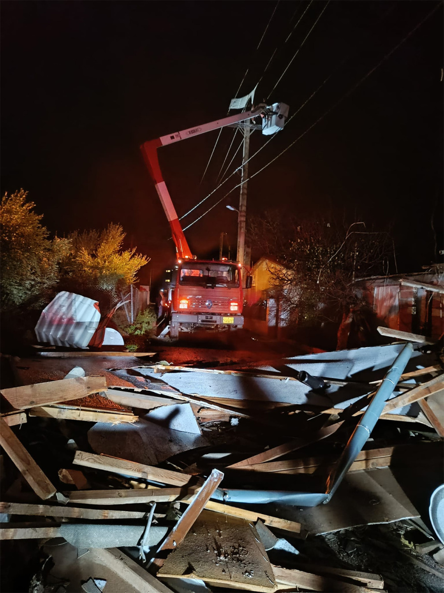 Ανεμοστρόβιλος διέλυσε σπίτι εξαμελούς οικογένειας στη Βάρη