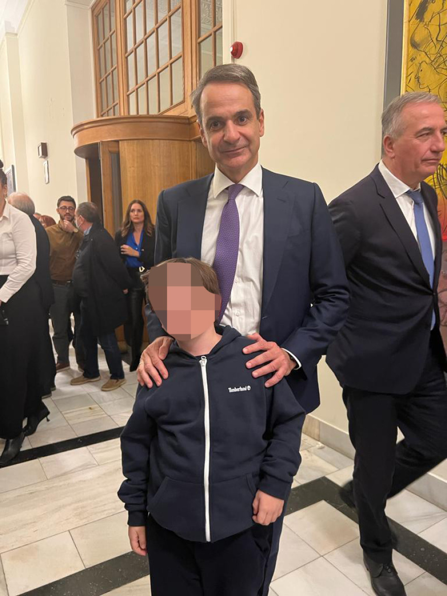 Προϋπολογισμός 2024: Το «πηγαδάκι» Μητσοτάκη με δημοσιογράφους, το δέντρο και ο κέρασμα Χατζηδάκη «αντί για πατσά» 