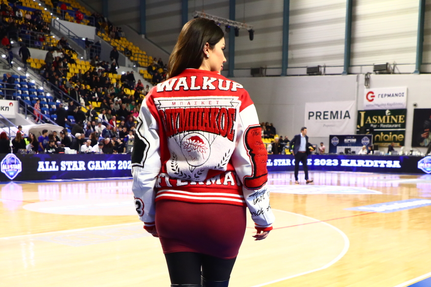 «Φωτιά» στα κόκκινα στην Καρδίτσα η σύντροφος του Γουόκαπ - Με μπουφάν του Ολυμπιακού στο All Star η Εστρέλα - Φωτογραφίες