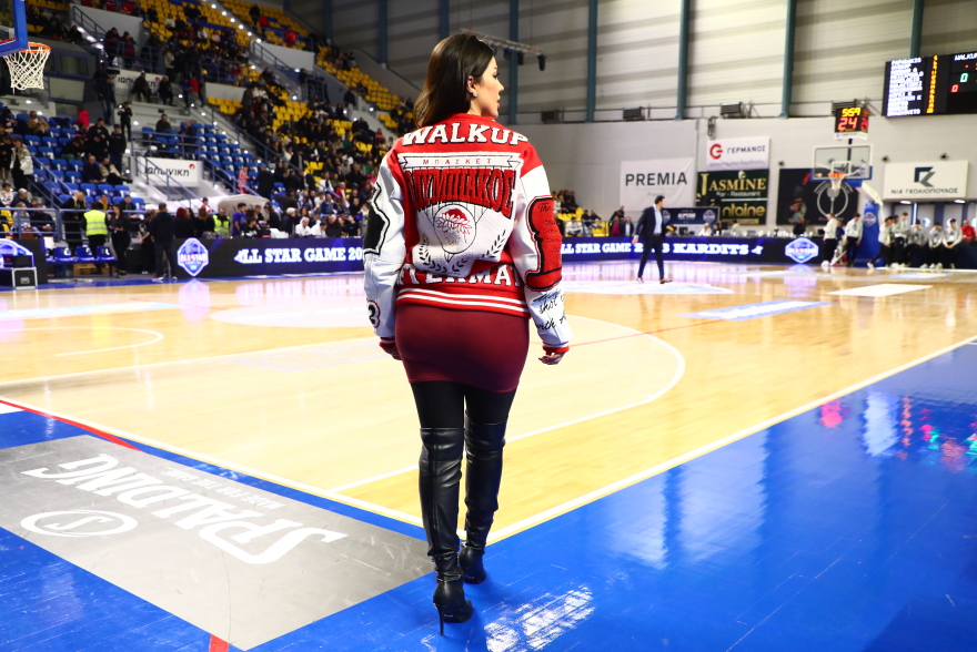 «Φωτιά» στα κόκκινα στην Καρδίτσα η σύντροφος του Γουόκαπ - Με μπουφάν του Ολυμπιακού στο All Star η Εστρέλα - Φωτογραφίες