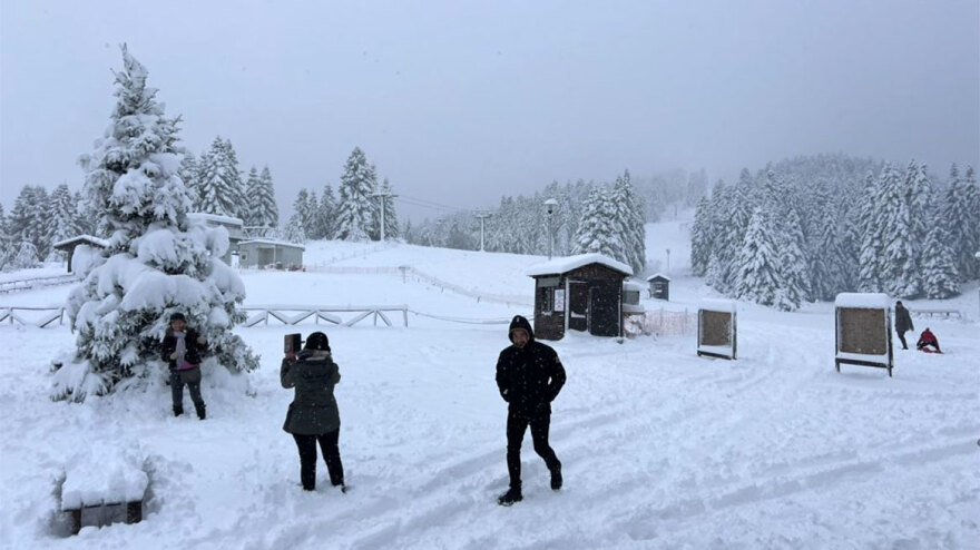 Εντυπωσιακές εικόνες από το χιονισμένο Περτούλι - Πού χρειάζονται αλυσίδες στη Δυτική Μακεδονία
