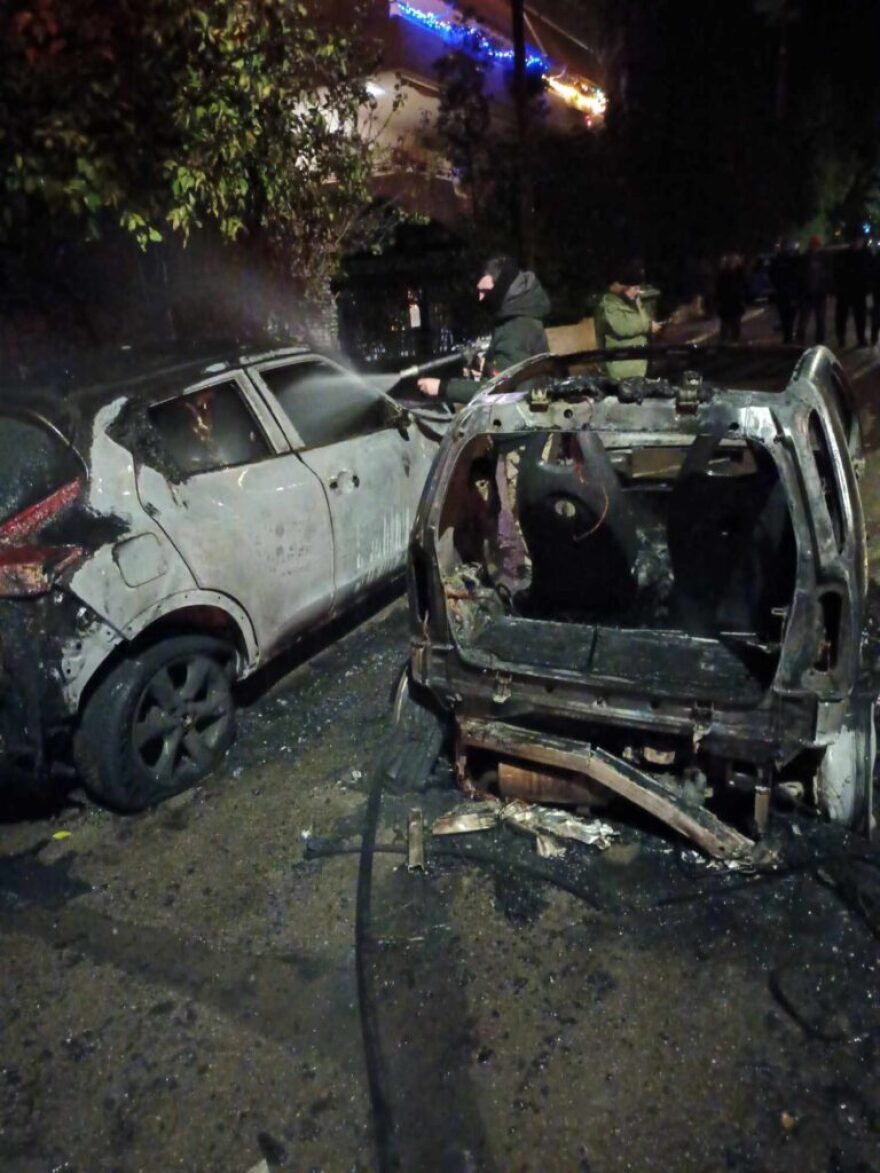 Στις φλόγες τυλίχτηκαν τρία αυτοκίνητα στα Βριλήσσια