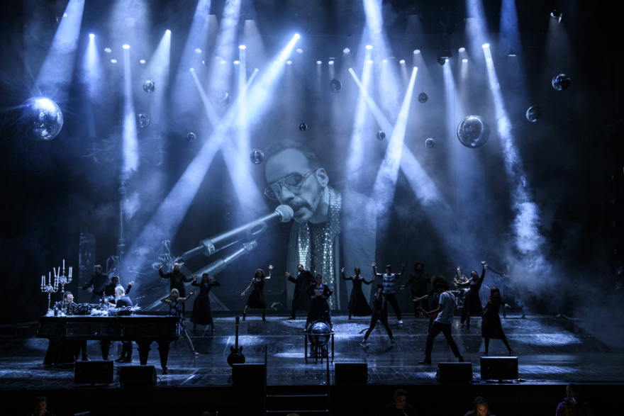 Ένας ροκ σταρ Σκρουτζ βάζει φωτιά στη σκηνή