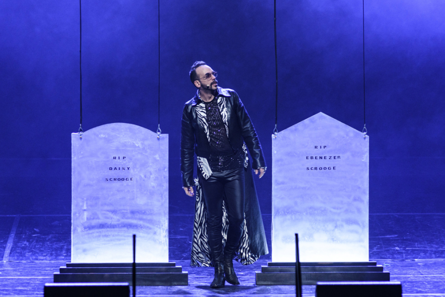 Ένας ροκ σταρ Σκρουτζ βάζει φωτιά στη σκηνή