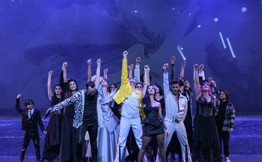 Ένας ροκ σταρ Σκρουτζ βάζει φωτιά στη σκηνή