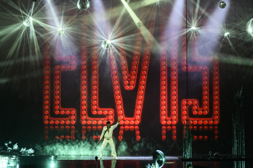 Ένας ροκ σταρ Σκρουτζ βάζει φωτιά στη σκηνή