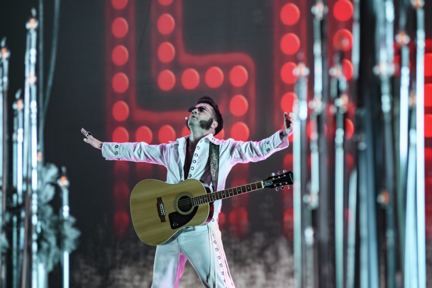 Ένας ροκ σταρ Σκρουτζ βάζει φωτιά στη σκηνή