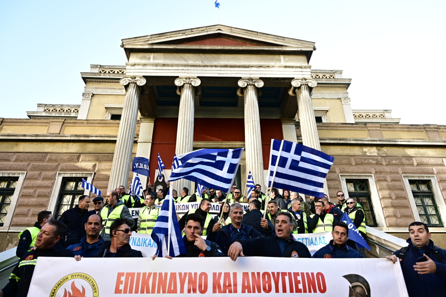 Καθιστική διαμαρτυρία ενστόλων έξω από τη Βουλή - Διακόπηκε η κυκλοφορία, δείτε φωτογραφίες