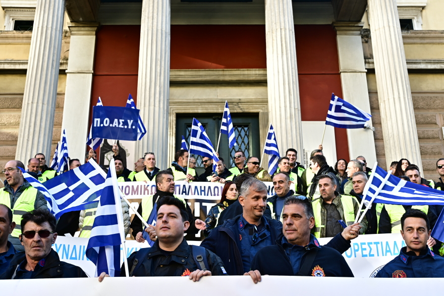 Καθιστική διαμαρτυρία ενστόλων έξω από τη Βουλή - Διακόπηκε η κυκλοφορία, δείτε φωτογραφίες