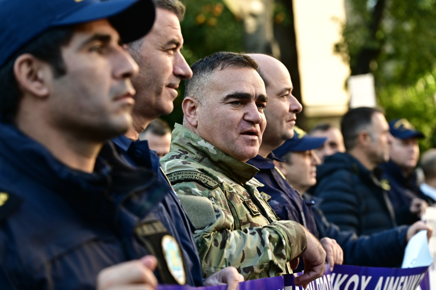 Καθιστική διαμαρτυρία ενστόλων έξω από τη Βουλή - Διακόπηκε η κυκλοφορία, δείτε φωτογραφίες