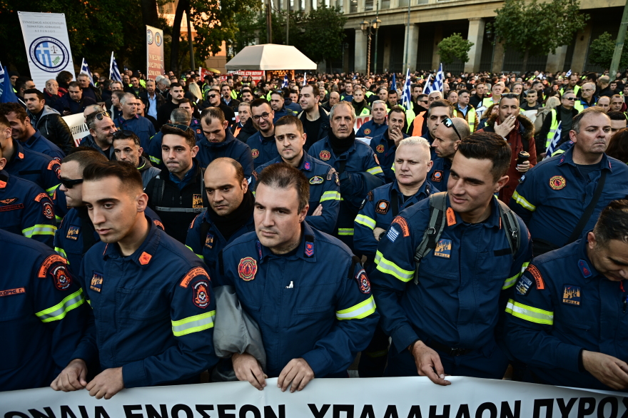 Καθιστική διαμαρτυρία ενστόλων έξω από τη Βουλή - Διακόπηκε η κυκλοφορία, δείτε φωτογραφίες