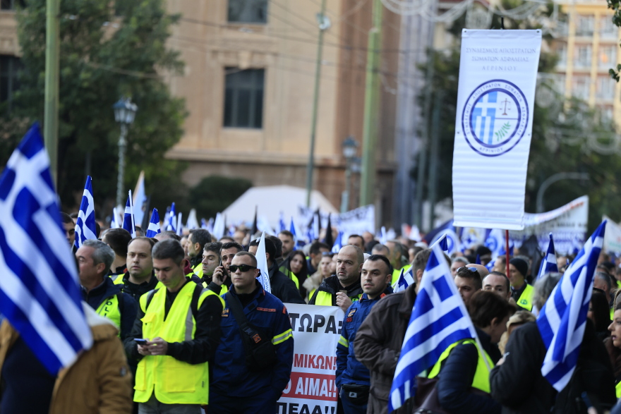 Καθιστική διαμαρτυρία ενστόλων έξω από τη Βουλή - Διακόπηκε η κυκλοφορία, δείτε φωτογραφίες