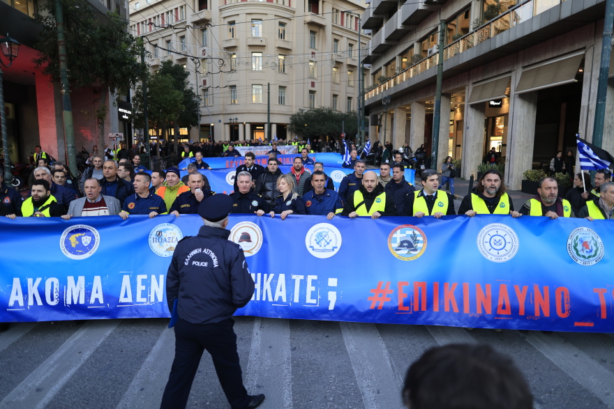Καθιστική διαμαρτυρία ενστόλων έξω από τη Βουλή - Διακόπηκε η κυκλοφορία, δείτε φωτογραφίες