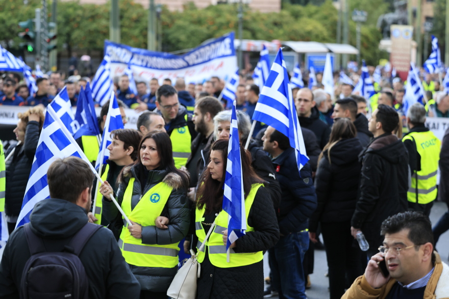 Καθιστική διαμαρτυρία ενστόλων έξω από τη Βουλή - Διακόπηκε η κυκλοφορία, δείτε φωτογραφίες
