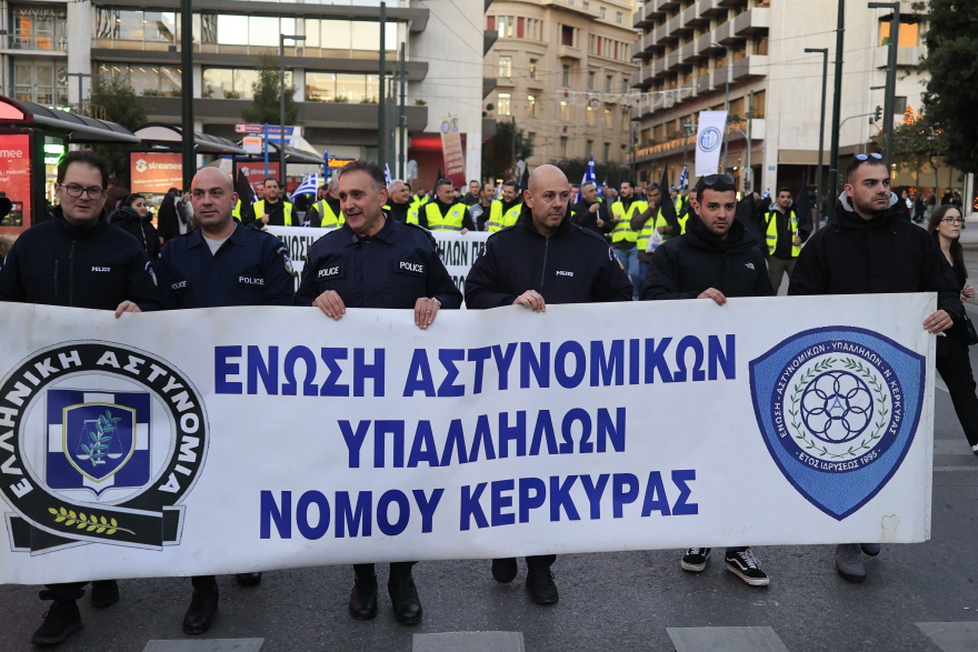 Καθιστική διαμαρτυρία ενστόλων έξω από τη Βουλή - Διακόπηκε η κυκλοφορία, δείτε φωτογραφίες
